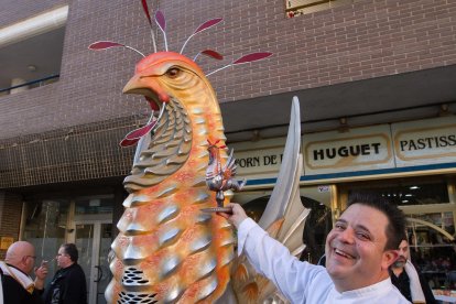 Ramon de la Fuente, amb la seva creació i el Basilisc de Reus.