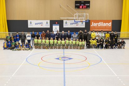 Moment en el que es va destapar la placa inaugural del Pavelló Municipal d'Esport de Vila-seca.