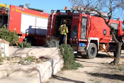 Alguns dels camions de bombers que han participat en l'extinció de del foc a la zona de Barraques, a Campredó, a Tortosa, al costat d'una masia propera a la zona. Imatge del 17 de gener de 2018 (horitzontal)