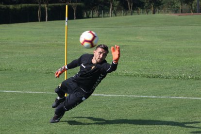 Dimitrievski sigue entrenándose en el stage en Olot pero no disputa los amistosos esperando que se resuelva su futuro.