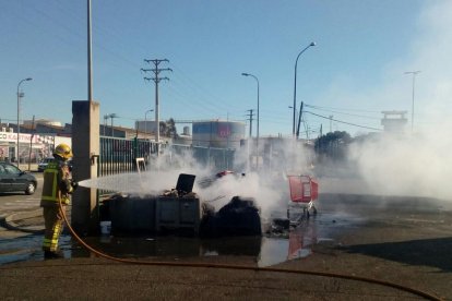 Els bombers treballant per apagar l'incendi del polígon francolí