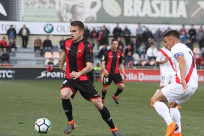 Àlex Carbonell condueix una esfèrica durant el duel que va disputar el Reus a casa contra el Sevilla Atlético.