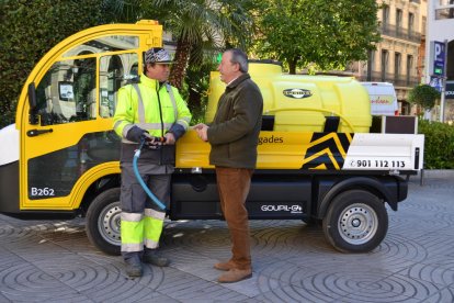 Imatge del nou vehicle elèctric per al reg de petites zones enjardinades de la ciutat.