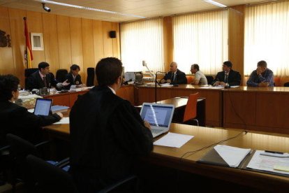 Plano general del juicio a dos acusados en relación al asesinato de una cajera en Cambrils en la Audiencia de Tarragona.