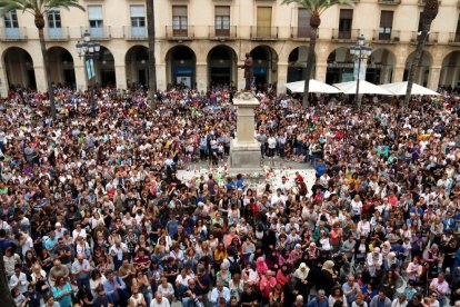 Milers de ciutadans omplen la plaça de la Vila de Vilanova en record de la menor assassinada