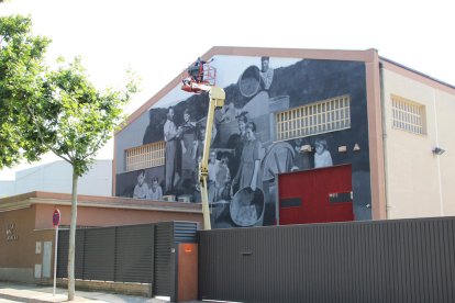 L'artista pinta el mural des d'una grua de 18 metres d'alçada.