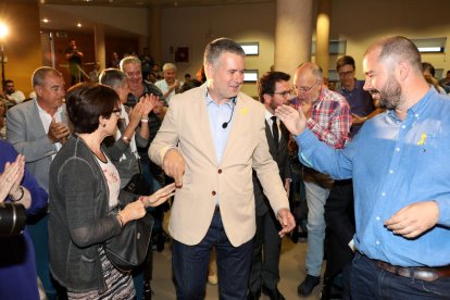 Pau Ricomà entró en el auditorio del Colegio de Abogados y Farmacéuticos entre aplausos de los asistentes.