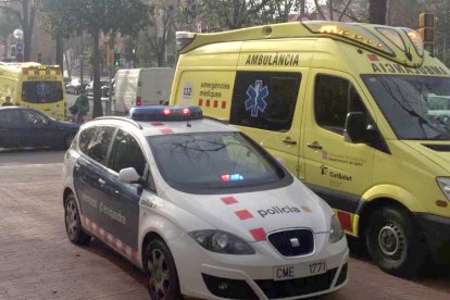 Imatge d'arxiu del SEM i un vehicle policial.