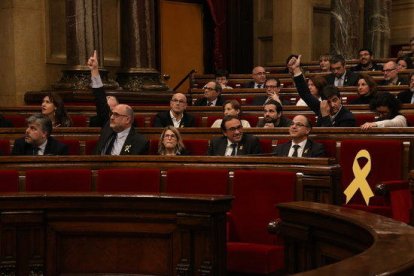 Imagen de Eduard Pujol, de JxCat, y Sergi Sabrià, de ERC, votando la propuesta de resolución que legitima Puigdemont, el 1 de marzo de 2018.