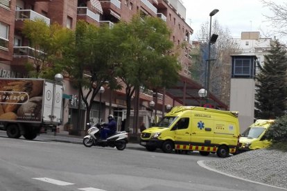 Fins el lloc dels fets s'hi han traslladat dues unitats del SEM i una patrulla de la Guàrdia Urbana.