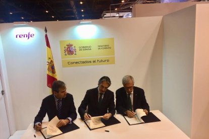 Imatge de la firma del conveni entre l'Ajuntament de Tarragona i Renfe Viajeros.