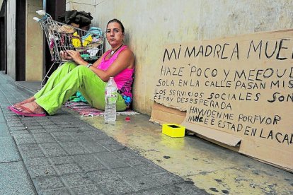 Imatge de la Carolina l'any 2016, quan demanava ajuda a la Rambla Nova de la ciutat.