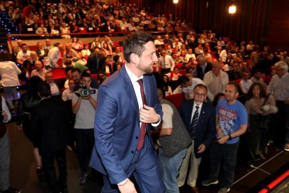 Viñuales es dirigeix cap a l'escenari del Teatre Tarragona, per ser rebut per Jordi Cañas entre els aplaudiments dels assistents.