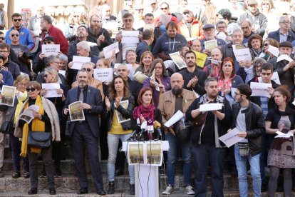 Cerca de un centenar de personas vinculadas al independentismo se han concentrado en las escaleras de la catedral, hoy por la tarde.