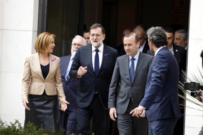 El president del govern espanyol Mariano Rajoy arriba a la reunió de treball del PP europeu a València, acompanyat del president del PP europeu Manfred Weber.