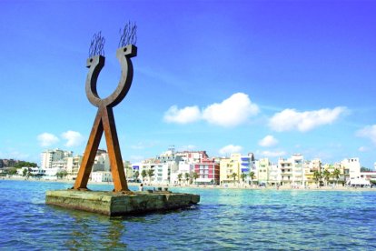 L'escultura, obra de Rafael Bartolozzi, es va instal·lar al mar l'any 1999.