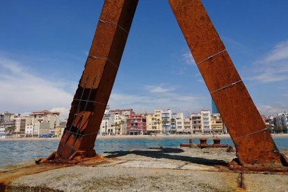 Les potes de l'escultura han patit un procés de corrosió de les xapes.