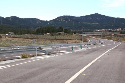 Panorámica de la autovía A-27, ya construida a su paso por|para el término de Valls, e inacabada en los pies del Cuello de Lille, en dirección a Montblanc, con las montañas en el fondo. Imagen publicada el 13 de abril del 2018