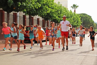 El atleta ha hecho una salida simbólica donde ha recorrido unos 300 metros acompañado de las niñas participantes en el Campus de Patinaje.