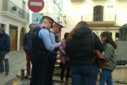 Imagen de los Mossos identificando a varias personas en Torredembarra.