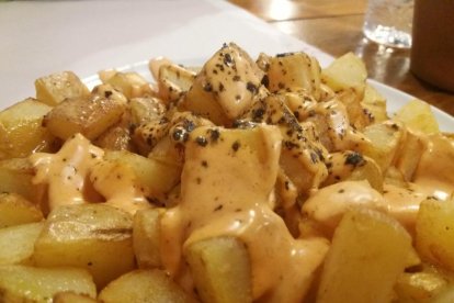 Imagen de las patatas bravas del bar La Capital.