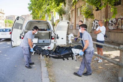 Momento del levantamiento del cadáver del hombre encontrado en una nave del paseo Independència.