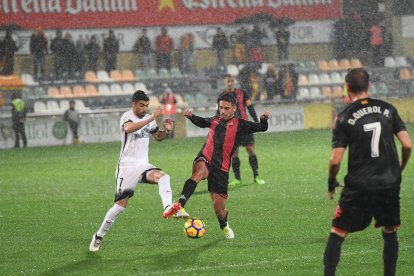 Santos, en un instante del partido de la primera vuelta delante de Borja y Querol. Ninguno de los tres futbolistas podrá jugar el domingo.