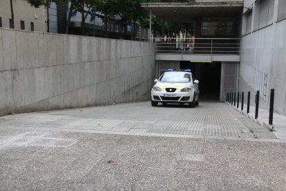 Imatge d'arxiu d'un vehicle de la Policia Municipal sortint dels jutjats.