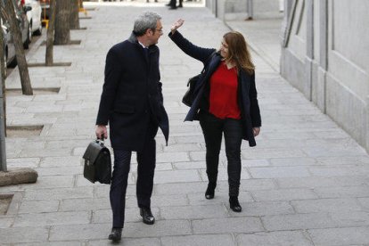 Marta Pascal, acompanyada del seu advocat, saluda els seus companys de partit arribant al Tribunal Suprem per declarar davant el jutge Llarena.