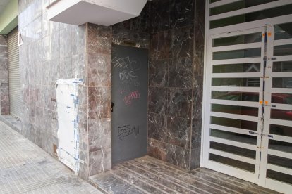 El estado actual de uno de los portales de los edificios, que están localizados en la zona del barrio Horts de Miró.