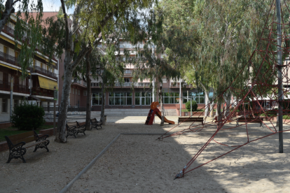 La plaza Pompeu Fabra es uno de los espacios conflictivos del barrio del Port por los ruidos.