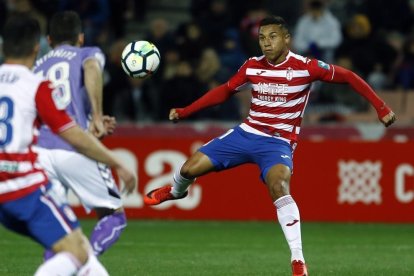 Darwin Machís espera que li arribi una esfèrica durant el partit disputat contra el Valladolid al Nuevo Los Cármenes (1-0).