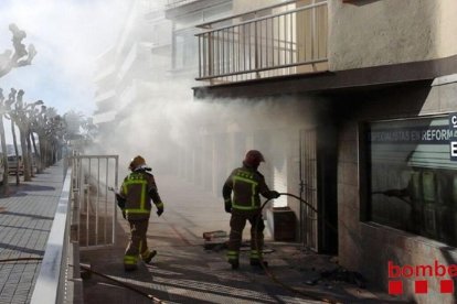 Tres dotacions de Bombers treballen en l'extinció de l'incendi.