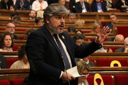 El portaveu adjunt de JxCat Albert Batet durant el debat de la reforma de la llei de Presidència al Parlament.