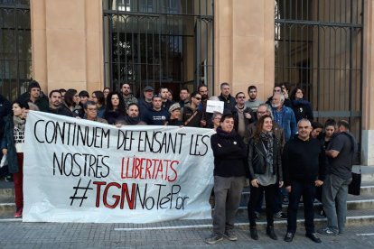 Els concentrats s'han situat davant l'Audiència amb una pancarta defensant les seves llibertats.