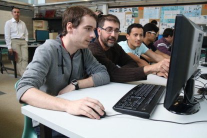 Alumnes de l'Institut La Garrotxa amb un professor aquest 25 d'abril del 2017.