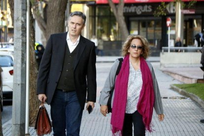 Cori Sauné, la tuitera reusense juzgada por insultar y amenazar al juez Llarena, llegando a los juzgados de Reus con su abogado, Lluís Gibert.