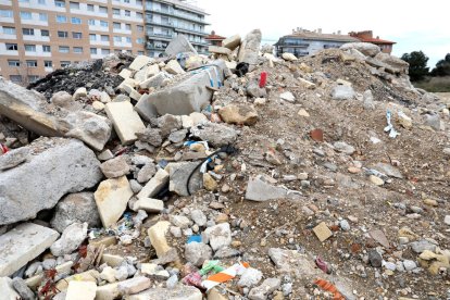 Imagen de las montañas de escombros vertidas en el terreno.