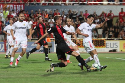 Juan Cámara, del CF Reus, condueix una esfèrica en el partit d'anada,