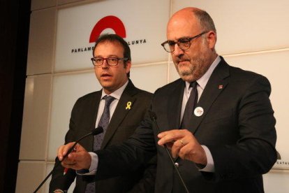 El diputado de JxCAT, Marc Solsona y el portavoz adjunto, Eduard Pujol, en una rueda de prensa en el Parlament.