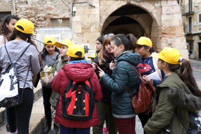 Un grup d'alumnes i dues mestres, avui al matí a les Escales de la Catedral, cercant nous objectius.