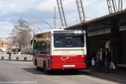 Imatge d'arxiu d'un autocar aturat a la parada d'autobusos del Vendrell.