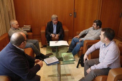 Pla mig de la reunió de representants del sindicat Unió de Pagesos (UP) amb el subdelegat del govern espanyol a Tarragona, Jordi Sierra, el 19 de gener del 2018