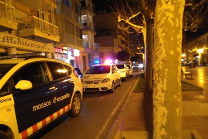 Els agents van prencintar el local, situat a l'avinguda Vidal i Barraquer de Cambrils, i van detenir tres persones per tràfic de droga.