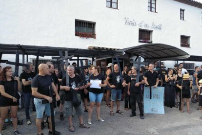 Els manifestants han portat creus i s'han vestit de negre