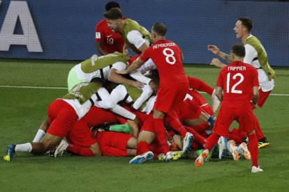 Los jugadores ingleses celebran el paso a cuartos.