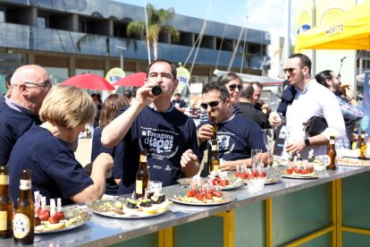 Restauradors i organitzadors en la presentació del Tarragona dTapes a la Marina Tarraco.