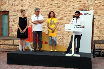 El conseller de Treball, Chakir el Homrani; la senadora d'ERC, Laura Castel; la diputada al Parlament, Raquel Sans i l'alcalde de Torredembarra, Eduard Rovira en l'acte d'ERC.