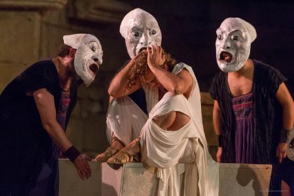 La imatge mostra la força de la representació de l'obra 'Edipo rey' al teatre romà de Mèrida.