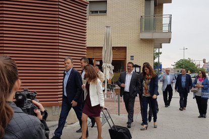 Plano abierto del alcalde de les Borges del Camp, Joaquim Calatayud, entrando en los juzgados de Reus en mayo del 2016.